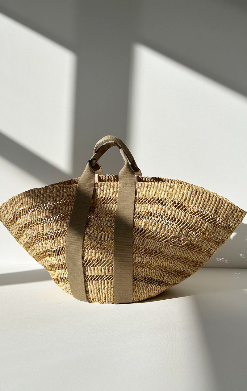Large Muun Straw bag with removable pouch