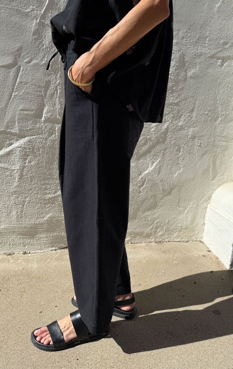 Barrel Leg Pant in Black
