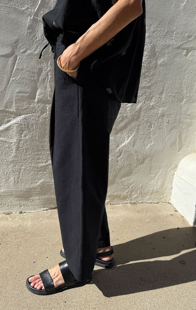 Barrel Leg Pant in Black