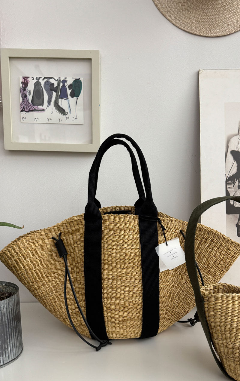 Muun Straw bag with black cotton handles