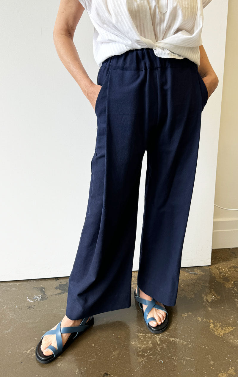 Pleated Khadi pant in navy