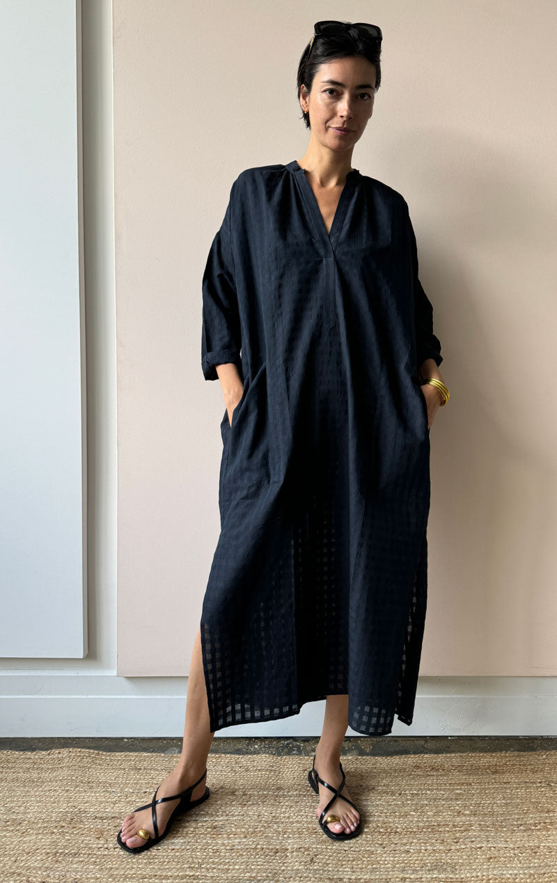 Long sleeve dress with pocets in side seam in a black khadi cotton grid fabric