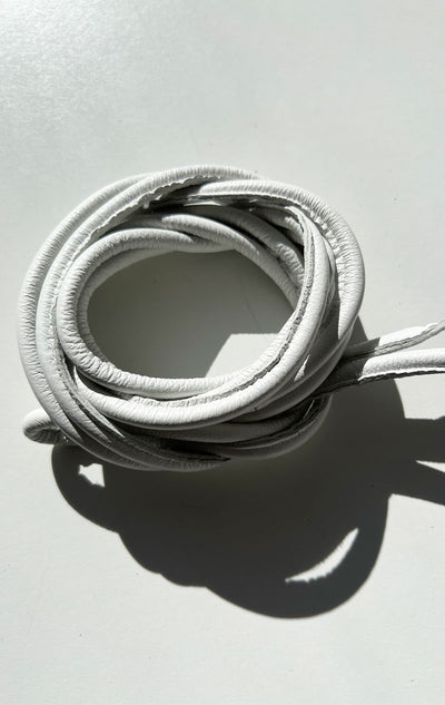 A minimal chic belt / black + white